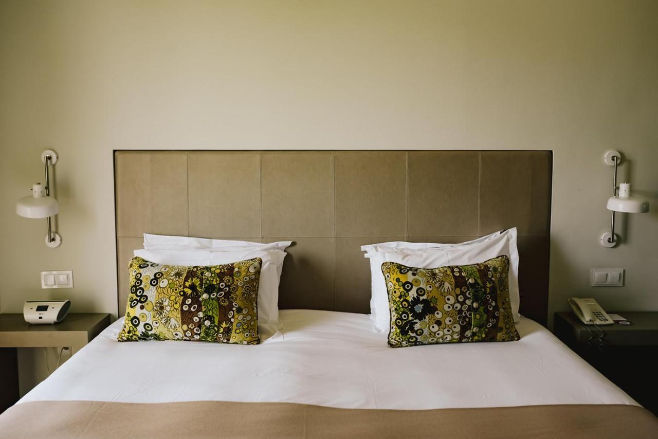 M'Ar De Ar Aqueduto Hotel Evora Luaran gambar A bed with a headboard
