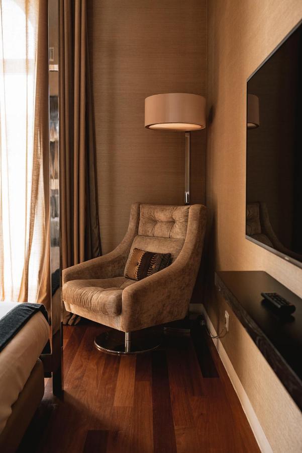 M'Ar De Ar Aqueduto Hotel Evora Luaran gambar A chair in a hotel room